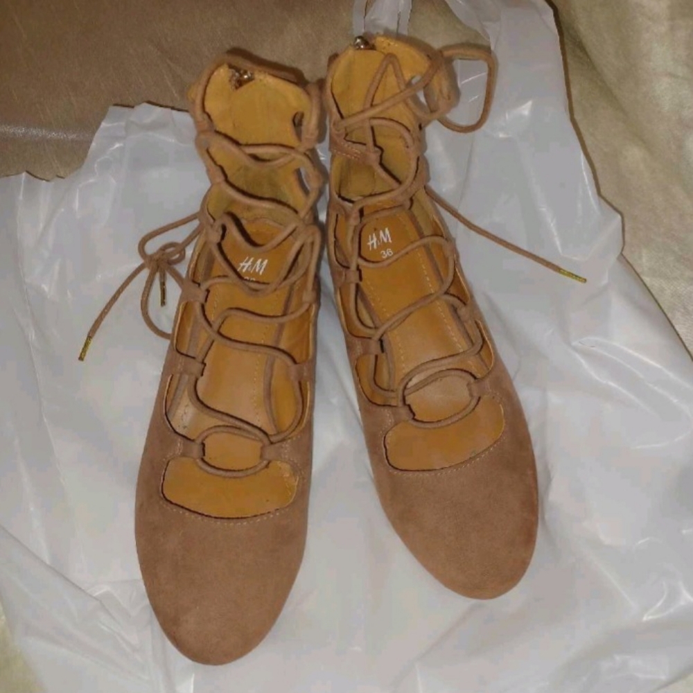 Sandals with lacing